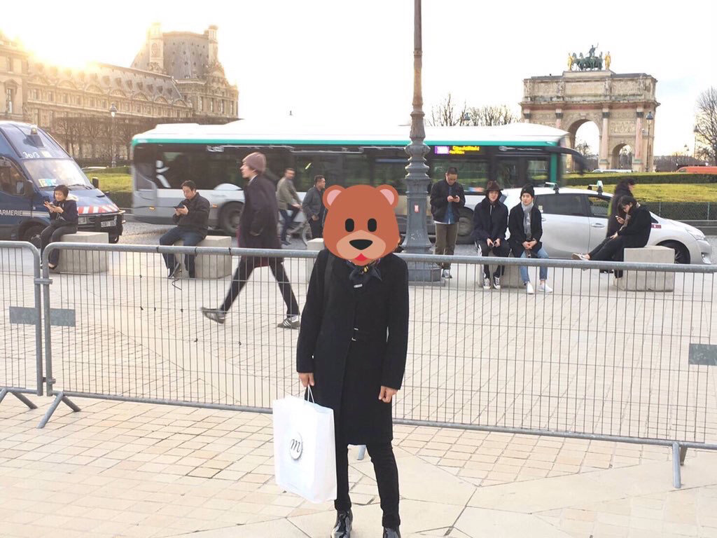 프랑스여행가서 기념사진 찍었는데 뒤에 엑소 찍힘.jpg | 인스티즈