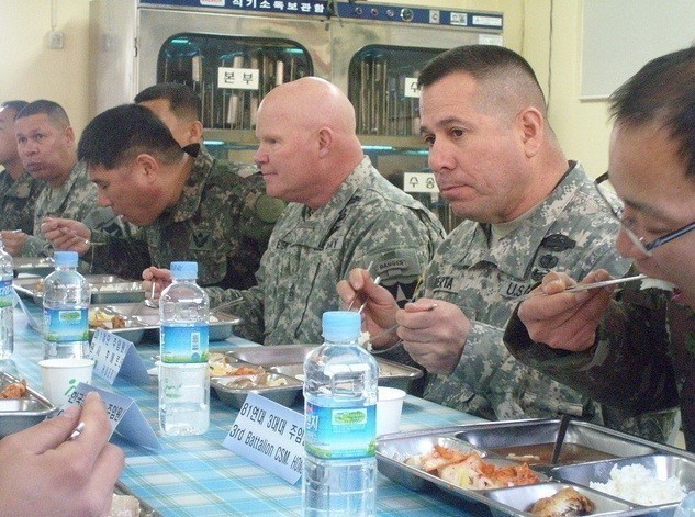 한국군 짬밥먹는 미군.jpg | 인스티즈