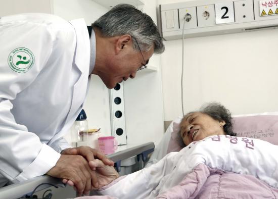 뭘 입어도 무사고 경력 30년 장기근속자 같아 보이는 문재인 | 인스티즈