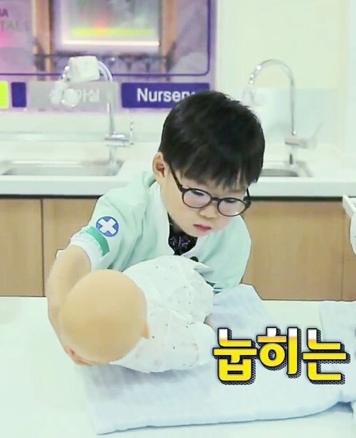 아기가 아기를 예뻐하는 삼둥이와 대박이♡♡♡ | 인스티즈
