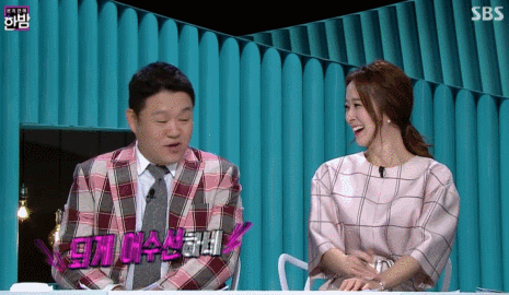 여자가 남자한테 관심있을 때 하는 행동.gif | 인스티즈