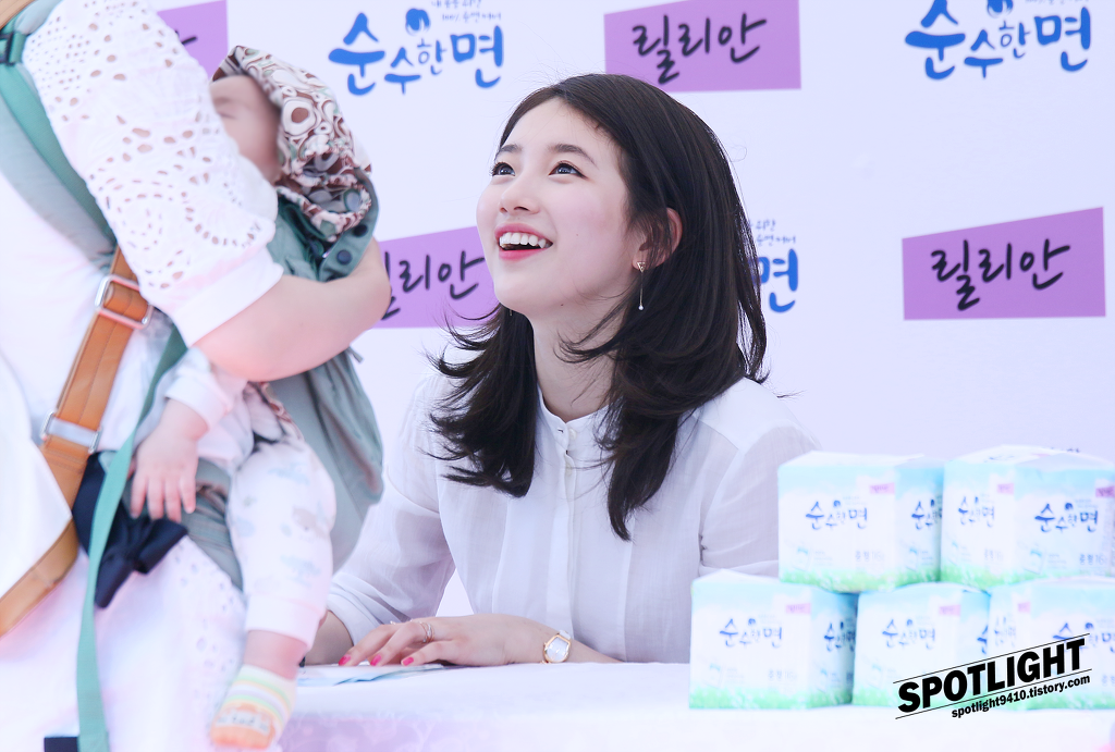 우는팬 달래주는 수지.gif | 인스티즈