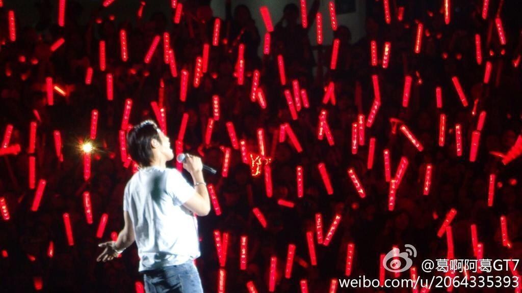 일반 응원봉의 10배 발광력을 자랑하는 아이돌 경광봉들.gif | 인스티즈