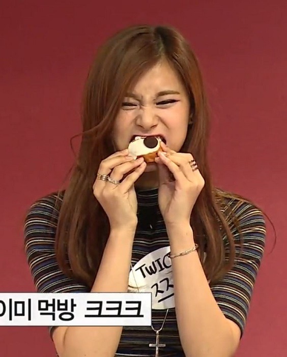 엄청 특이하게 먹는 트와이스 쯔위.gif | 인스티즈