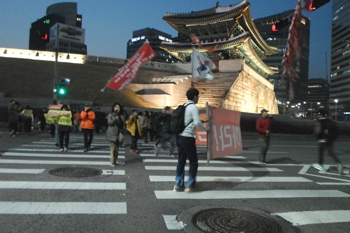 박근혜는 퇴진하라!!! 2015년 11월 21일 횃불시민연대 98차 부정선거 규탄집회 | 인스티즈