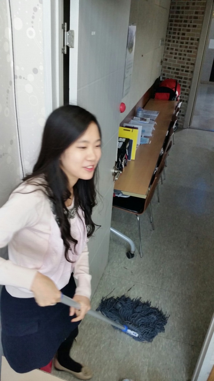 청소하는청년들 이미지