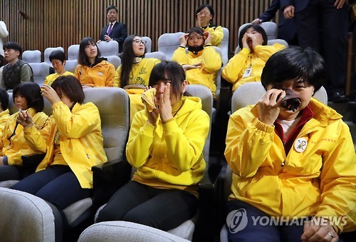 탄핵 가결 후 세월호 유가족 분들...jpg | 인스티즈