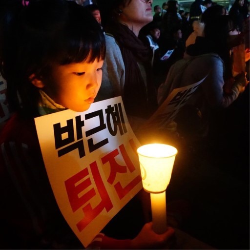 촛불집회 현장에 나타난 쪼꼬미들 | 인스티즈