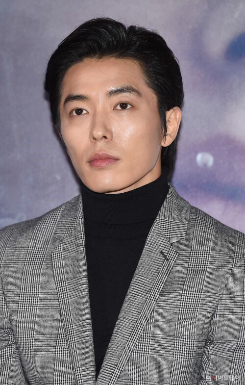 처음나왔을때 글쓴이랑 똑같이 생겼다고 얘기 많이 들어서 진짜 나인가 하고 헷갈렸다가 의식적으로 비슷하게 스타일링 하고 다녀서 그 반응 즐겼었던 그 배우 | 인스티즈