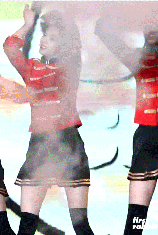 [트와이스] 무대연기에 반응하는 나정효 척추라인의 자세.gif | 인스티즈