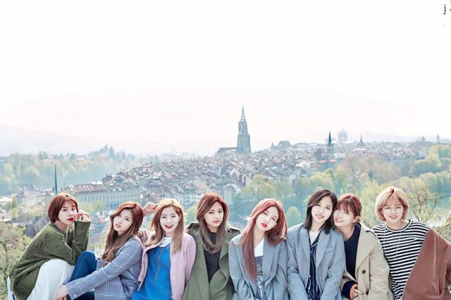 스위스 관광청 페북이 올린 트와이스 사진 & Knock Knock | 인스티즈