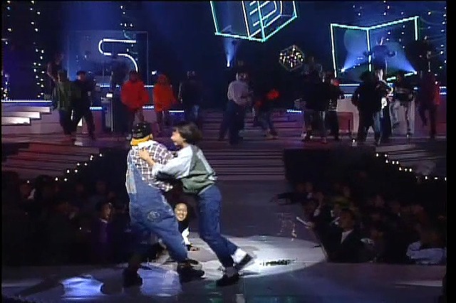 1992년 무대 난입한 소녀팬.JPG | 인스티즈