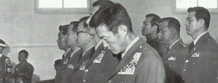 안그래도 이상한 사람인 자들을 더욱 이상한 사람로 만들었던 정권 | 인스티즈