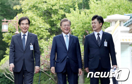 오늘자 문재인 대통령 출근길 .jpg | 인스티즈