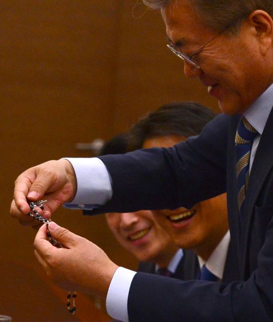 오늘자 득템 자랑하는 문재인 대통령.jpg | 인스티즈