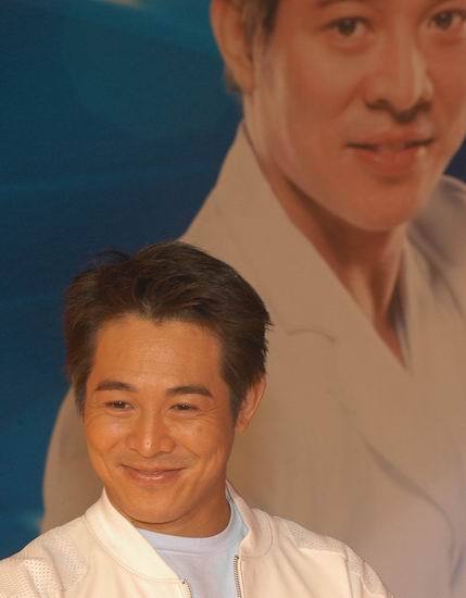 중국내에서도 이미지가 좋은 무술배우.. 영화에서나 또한 사생활마저도 모든사람들에게 귀감이 되고 존경심을 불러일으키는 분 | 인스티즈