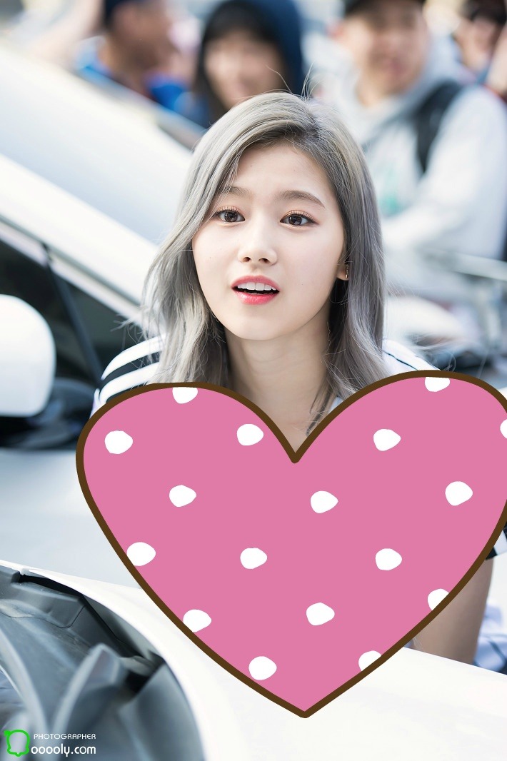 무지개 색깔로 염색해도 어울릴거같은 트와이스 사나.jpg | 인스티즈
