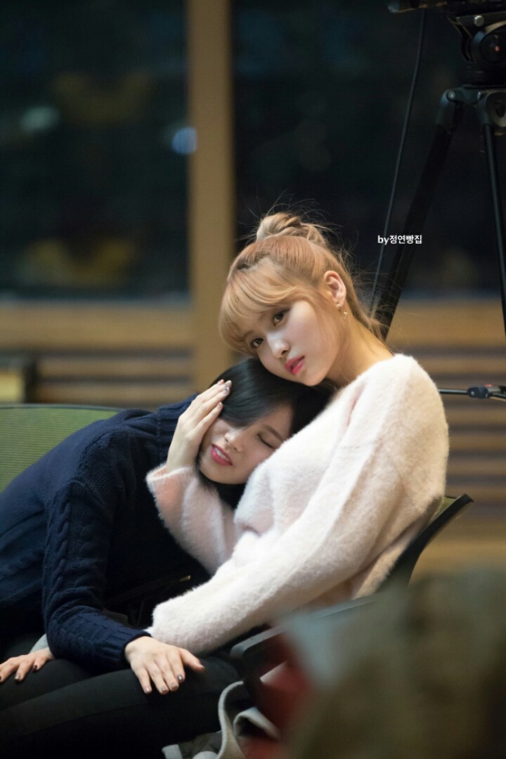 [트와이스] 헤드폰으로 장난치는 사나랑 모모 | 인스티즈