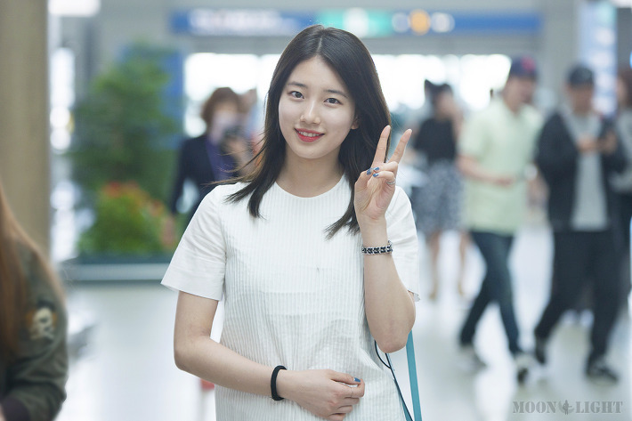 공항에서 만난 어머님이 사진 찍자니까 포즈 취하는 수지 | 인스티즈