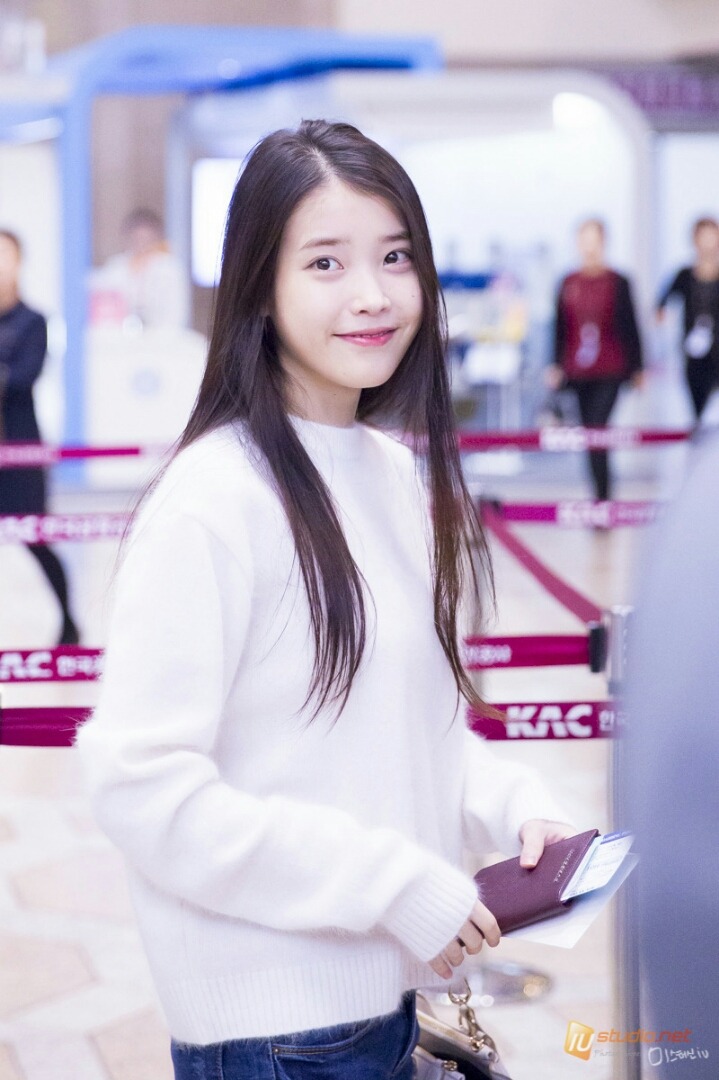 아이유 흰 니트 • 청바지 코디.jpg | 인스티즈