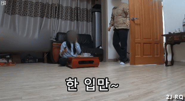 현실주의) 오빠때리는 여동생.gif | 인스티즈