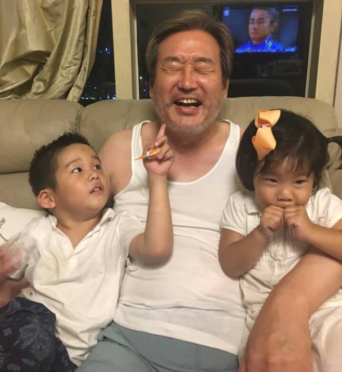 서민들과 함께하는 김무성.JPG | 인스티즈