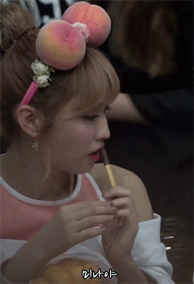 [twice] 빼빼로 먹방찍느라 바쁜 모구리.gif | 인스티즈
