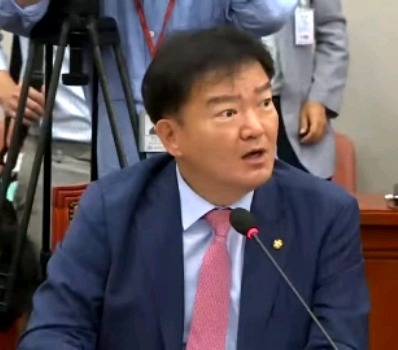 이명박에게 설득당한 민경욱.jpg | 인스티즈