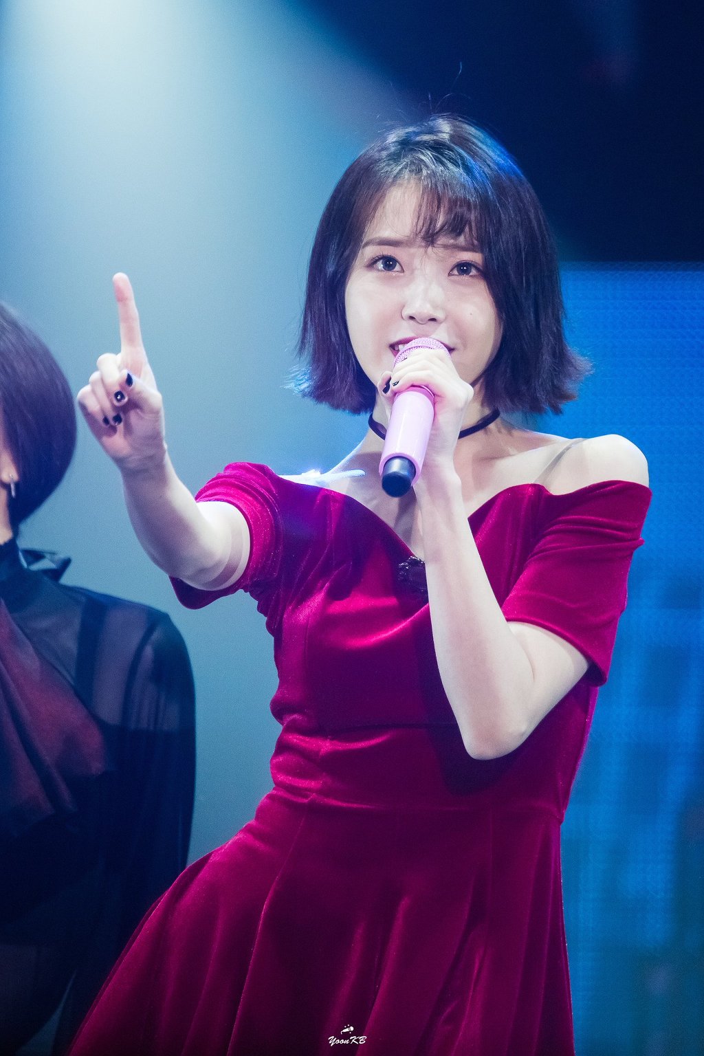 역대급 찍었다는 아이유 단발+레드 의상.jpg | 인스티즈