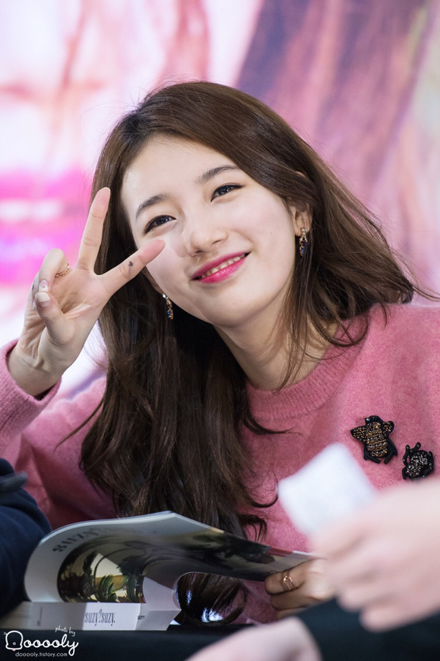 머리에 뭘 자꾸 얹어놓은 수지.jpg | 인스티즈