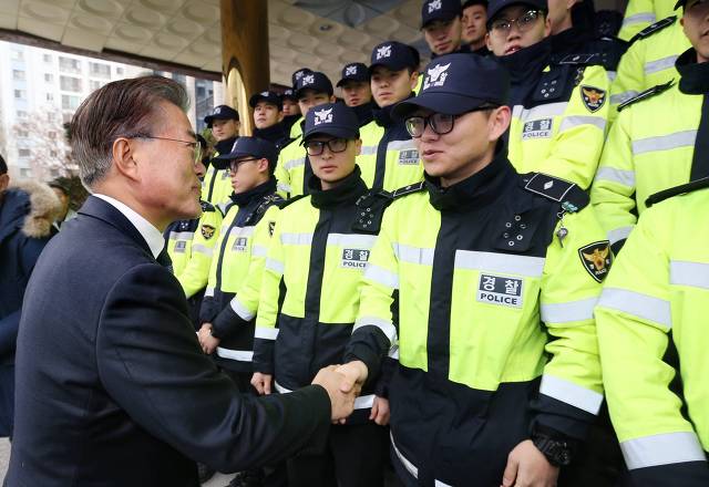 문재인, 오늘 촛불집회 참석에 앞서 의경대원 위로와 격려 | 인스티즈