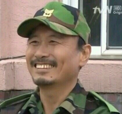 당직사관이 전파한다. 각 분대 분대장들은 지금 즉시 행정반으로 내려올수 있도록 | 인스티즈