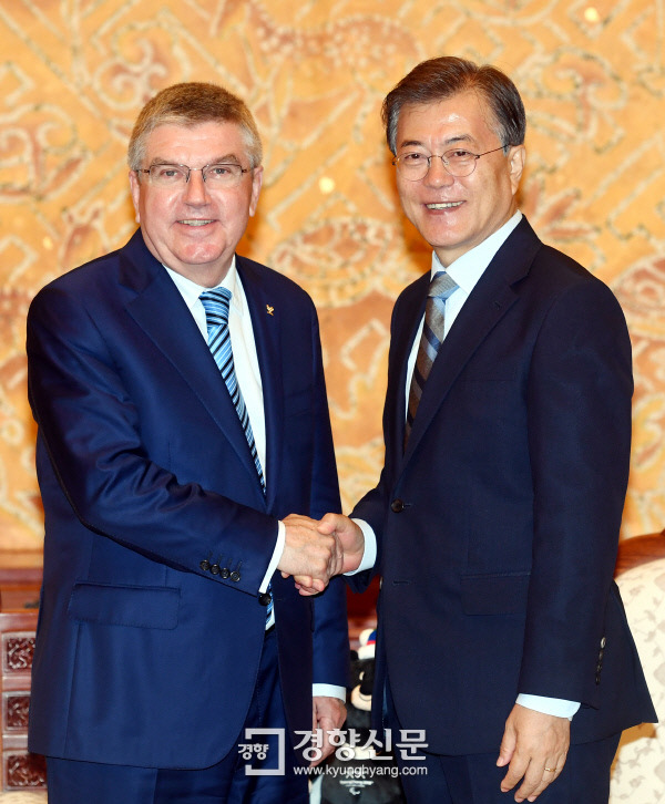 IOC 위원장 만난 문대통령.jpg | 인스티즈