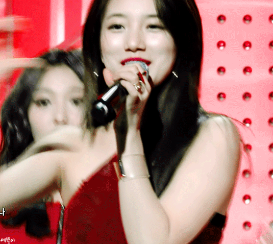안어울리는색이 없는 수지.gif | 인스티즈