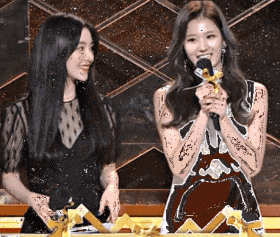 서로 꿀떨어지게 쳐다보는 트와이스 사나와 레드벨벳 아이린 | 인스티즈