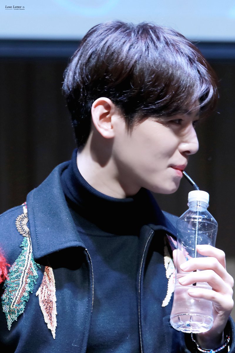 훈남이 물 마시는 법.gif | 인스티즈