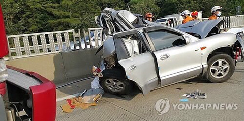 버스가 들이받아 부서진 승용차 | 인스티즈