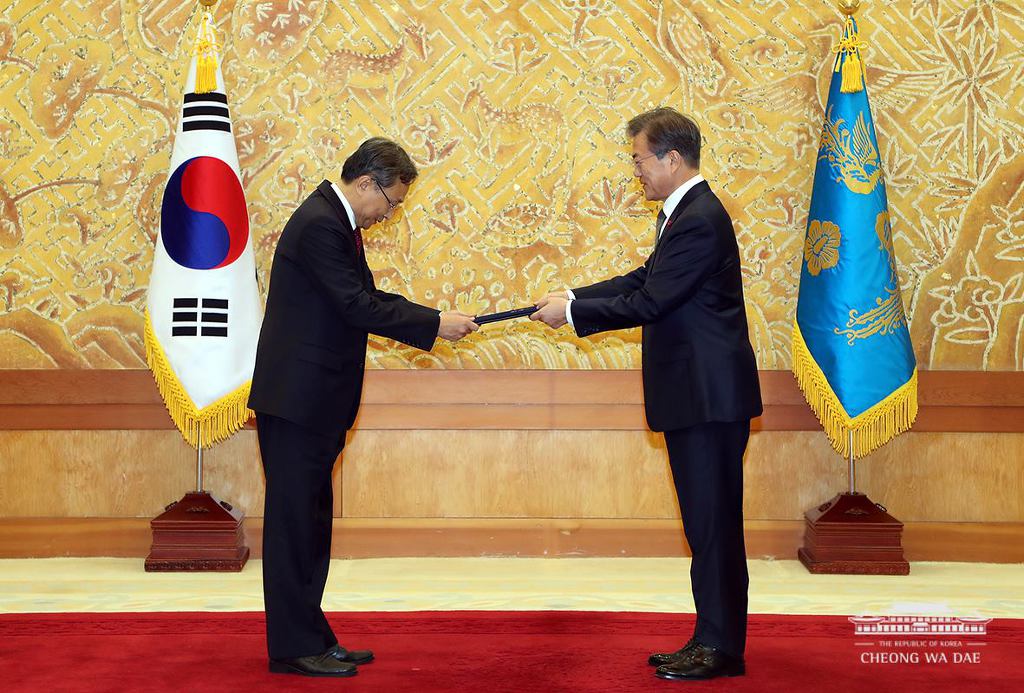 헌법재판관+헌재소장에게 임명장 수여하는 문재인 대통령 | 인스티즈