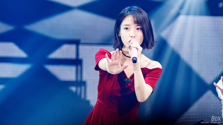 레드가 잘어울리는 아이유.jpgif | 인스티즈