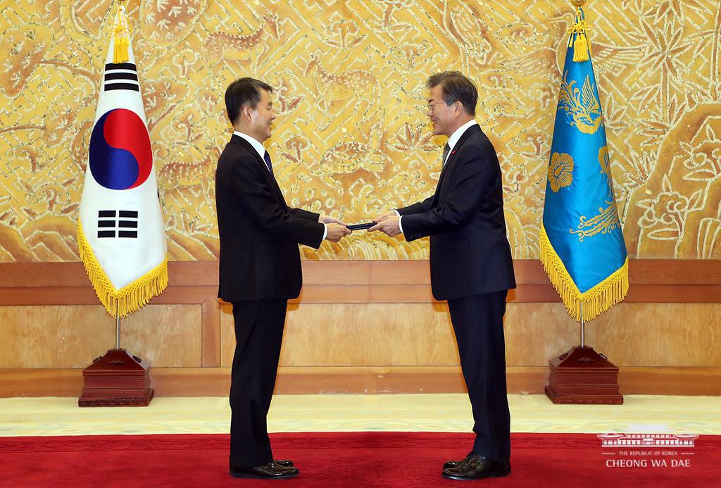 헌법재판관+헌재소장에게 임명장 수여하는 문재인 대통령 | 인스티즈