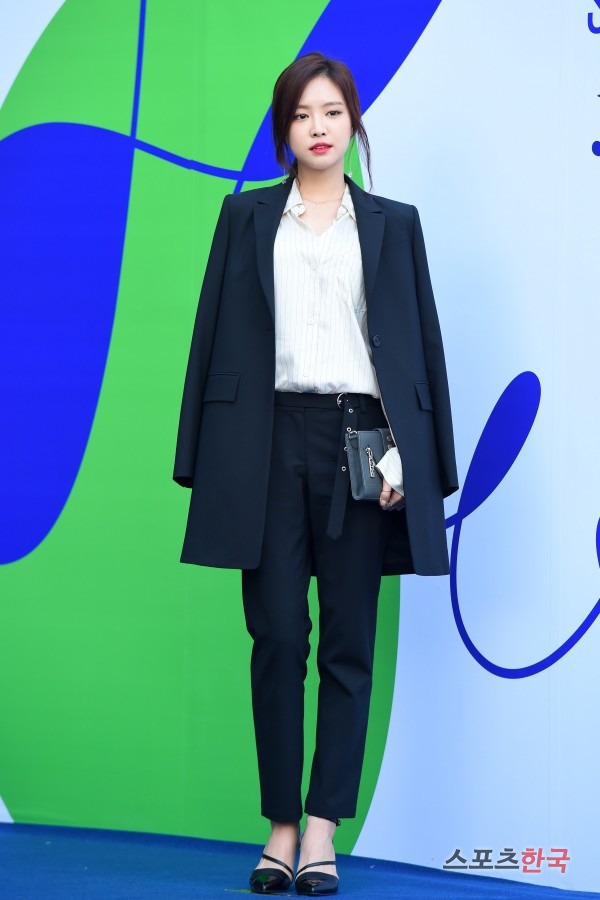 [에이핑크] 다시봐도 수트핏 정말 좋은 손나은.jpg.gif | 인스티즈