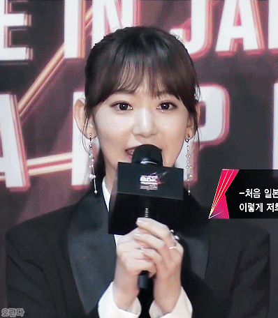 오늘 일본 마마 검은수트 아이즈원.gif | 인스티즈