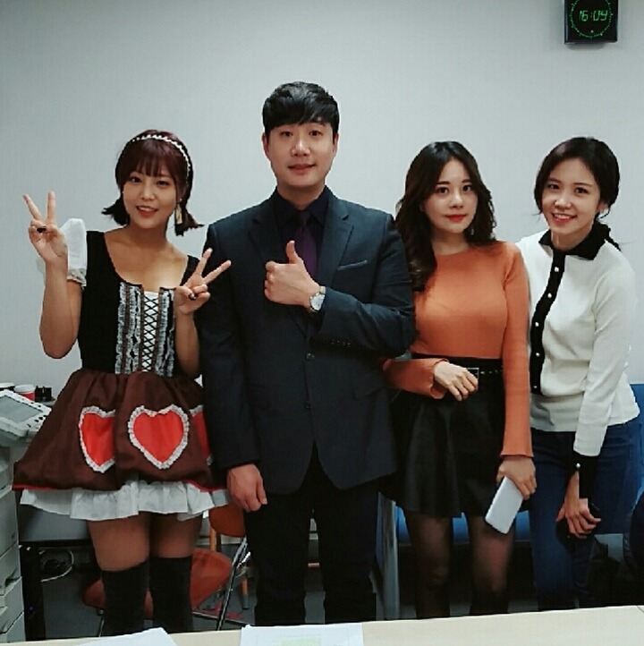 사랑스러운 눈길로 쳐다보는 장예원 | 인스티즈