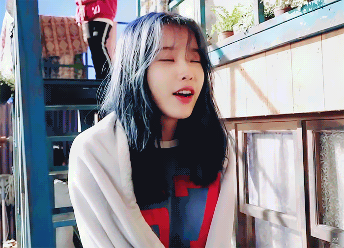 아이유 블루밍 뮤비 비하인드.gif | 인스티즈