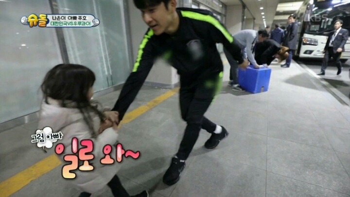 아빠랑 헤어지는게 슬퍼서 우는 나은이 | 인스티즈