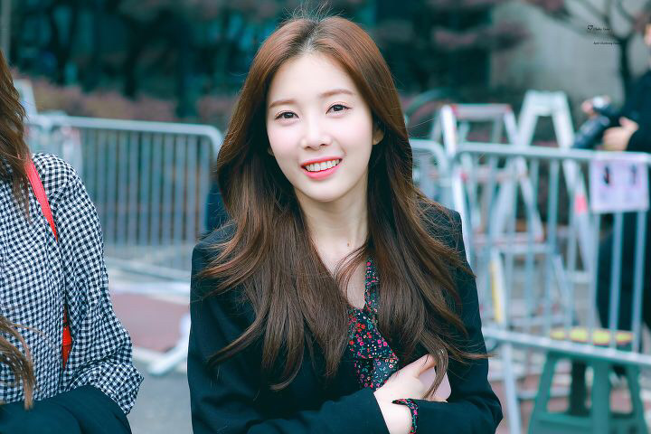 [에이프릴] 일 하다가 잠깐 쉬는 시간이 되서 채경이 | 인스티즈