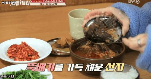 선지 좀 먹을줄 아는 수정이와 신기하게 처다보는 러블리즈 지수와 케이.gif | 인스티즈