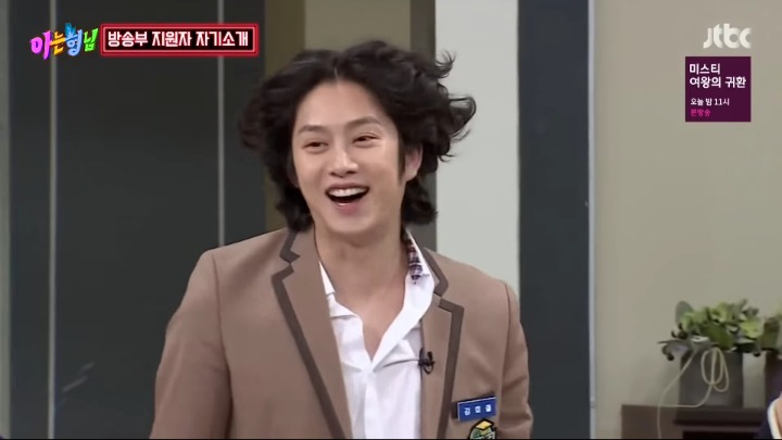 [아는형님] 김희철과 미모 대결하다 현타 온 이다희.jpg | 인스티즈