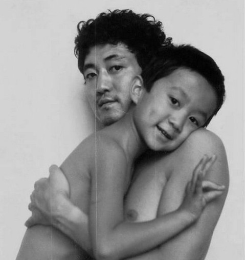 무려 27년간 매년 아들과 같은 사진을 찍은 아버지 | 인스티즈