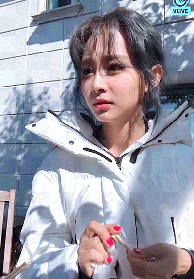 무언가를 목격한 쯔위.gif | 인스티즈